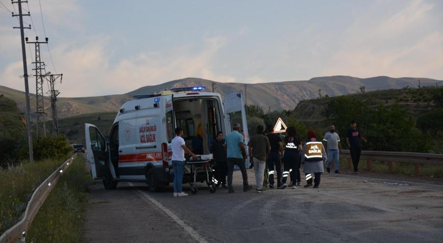 Kayseride yola dökülen madeni yağ nedeniyle devrilen motosikletteki 2 kişi yaralandı
