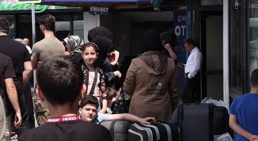 Hava sahası kapandı Ülkelerine dönmek isteyen İranlılar otogara akın etti