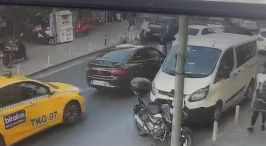 Kağıthanede feci kaza Fren yerine gaza bastı: 4 araca çarptı