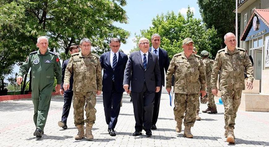 Bakan Güler ve komuta kademesi İran sınırında