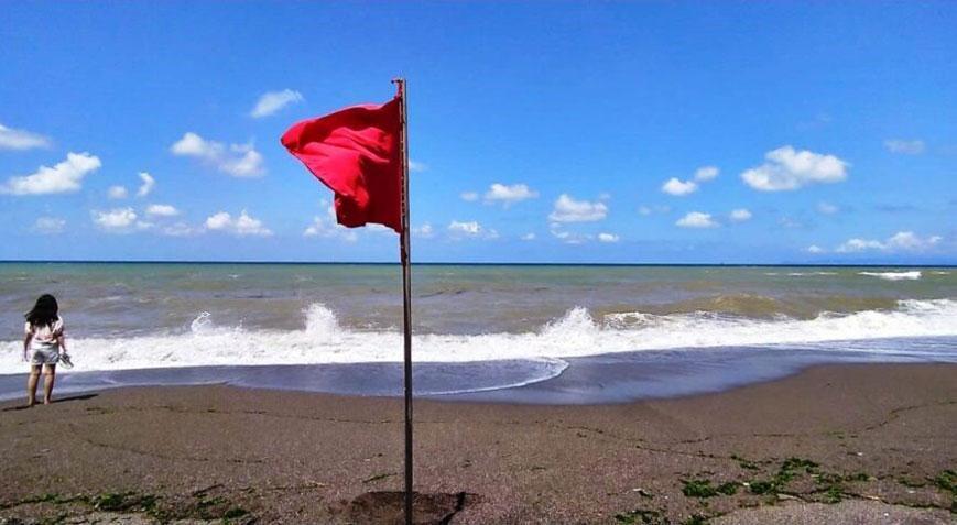 Plaja kırmızı bayraklar asıldı Denize girmek yasaklandı