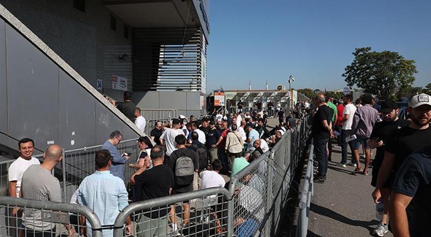 Fenerbahçeli taraftarlar kombinelere akın etti Uzun kuyruklar