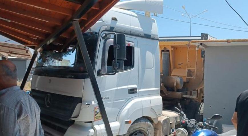 16 yaşındaki ehliyetsiz sürücü dehşet saçtı Fırına kamyon daldı, ölümden döndüler