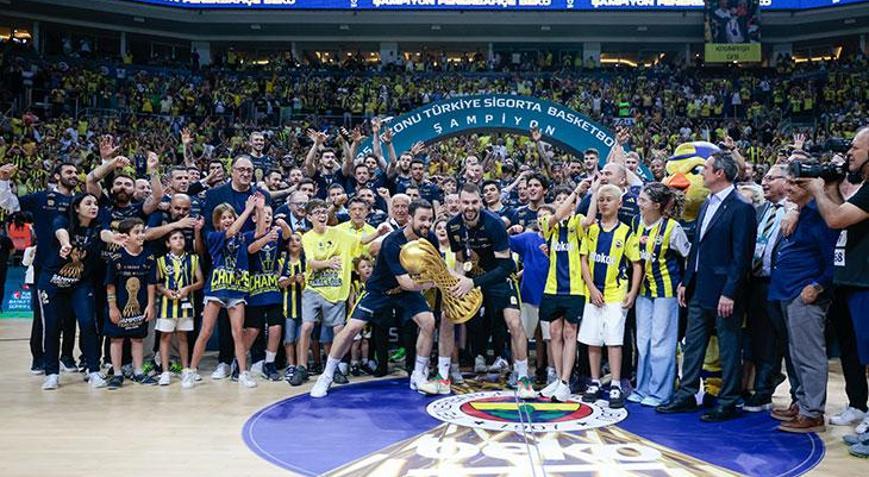 Şampiyonluk sonrası Fenerbahçeden ayrıldı Galatasaraya transfer oldu