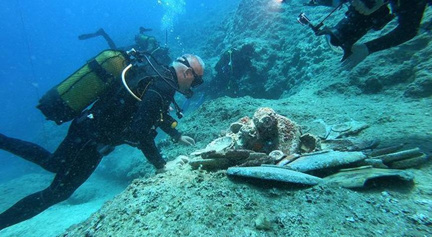 Kültür Bakanı Mehmet Nuri Ersoy, Antalyadaki seramik batığına dalış yaptı