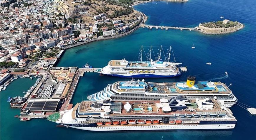 Kuşadasına 4 kruvaziyerle 6 bin 298 turist geldi