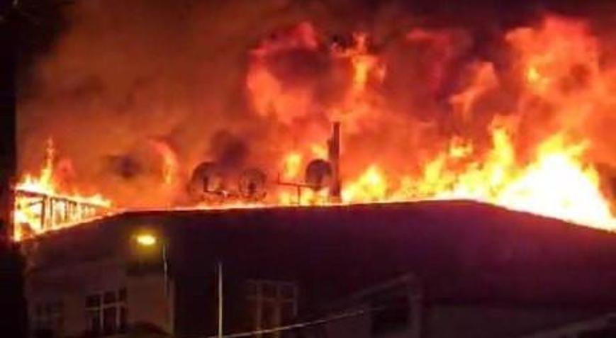İstanbul - Gaziosmanpaşa’da 3 katlı binanın çatısı yandı