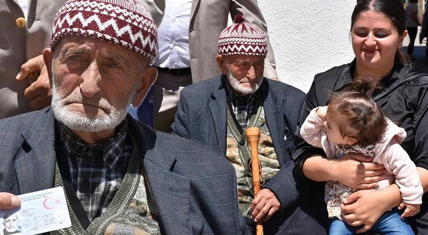 100 yaşına girdi ve torununun torunuyla pasta üfledi İşte uzun yaşamın şaşırtıcı sırrı
