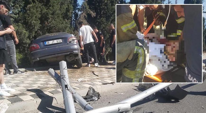 Aydınlatma direğine çarpan otomobil, kaldırımda asılı kaldı