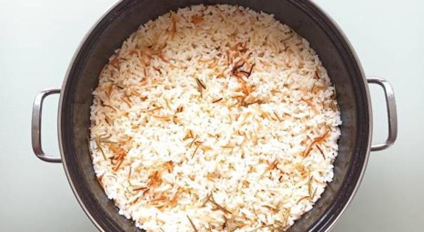 Pirinç lapa oldu diye dökmeyin 2 dilim ekmek tane tane yapıyor