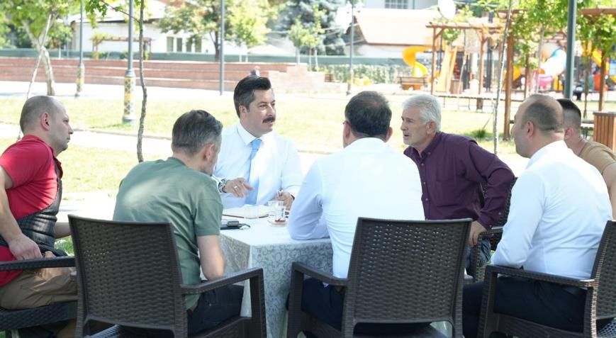 Yenişehir Belediye Başkanı makamını parka taşıdı