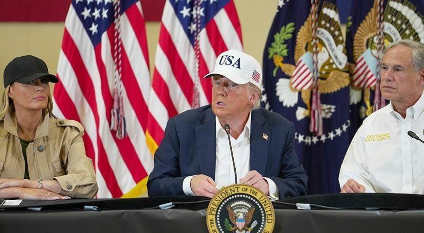 Trump sel felaketi yaşayan Texası ziyaret etti