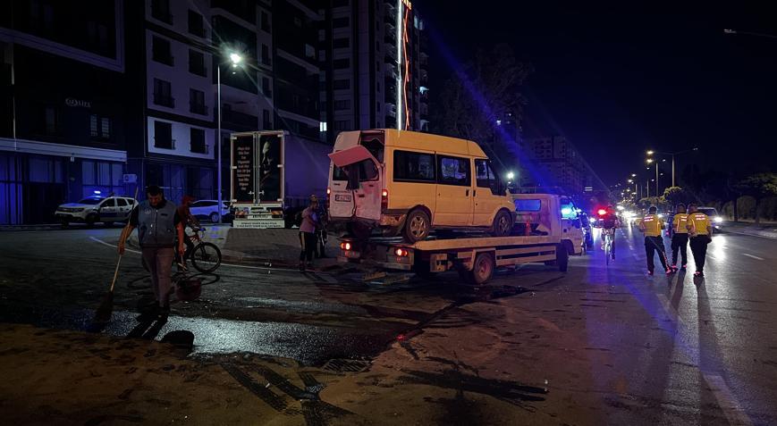 Kayseri’de otomobil ile minibüs çarpıştı: 9 yaralı