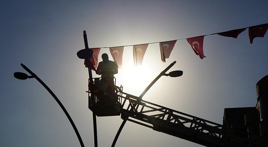 Terörsüz Türkiyeye ay yıldızlı bayraklarla destek