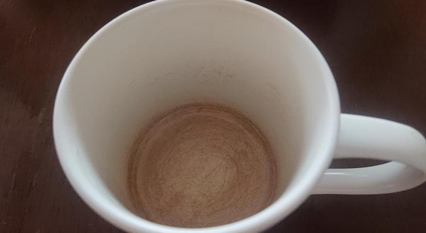 Bardaklardaki çay ve kahve lekesini söküp atıyor 1 çay kaşığı sirkeyle karıştırın