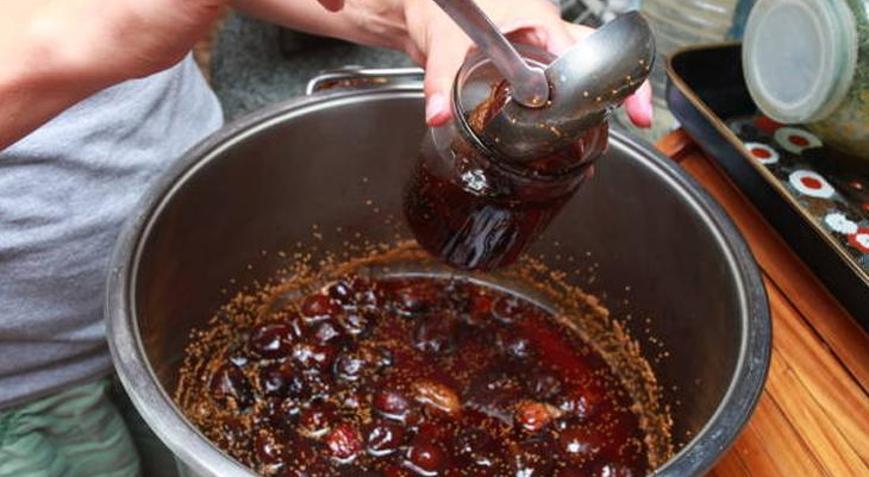 İncir reçeli yaparken dikkat etmeniz gereken püf nokta Tam kıvamında oluyor, şekerlenmiyor