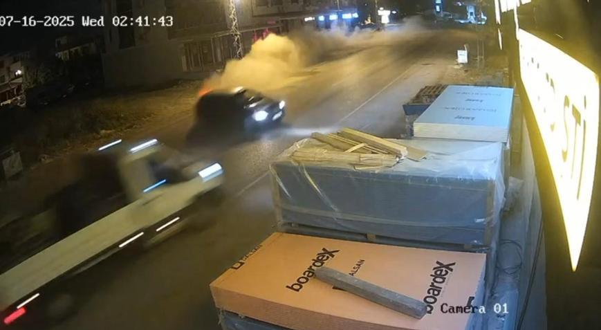 Alkollü sürücünün kontrolünü kaybettiği otomobil, kamyonetle çarpıştı; kaza kamerada
