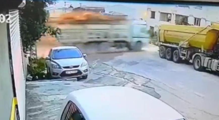 Kamyonun restoran bahçesine düştüğü kaza kamerada