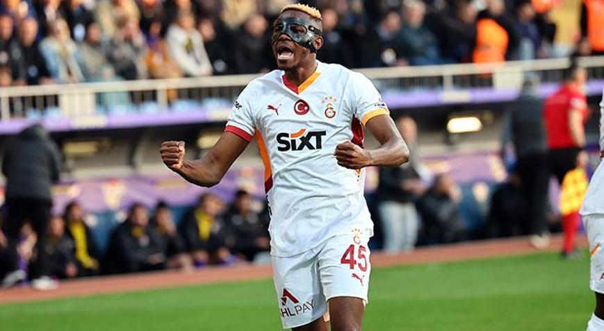 Napoli taraftarından Victor Osimhene skandal pankart