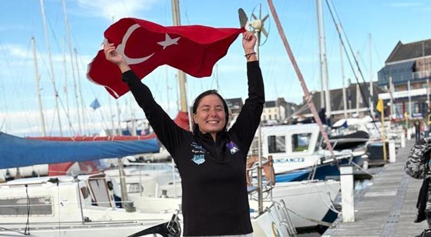 Milli yüzücü Bengisu Avcı, Kuzey Kanalını geçti