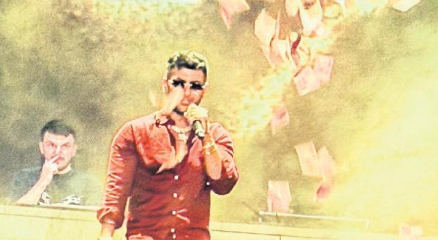 Para atılmasına sinirlendi