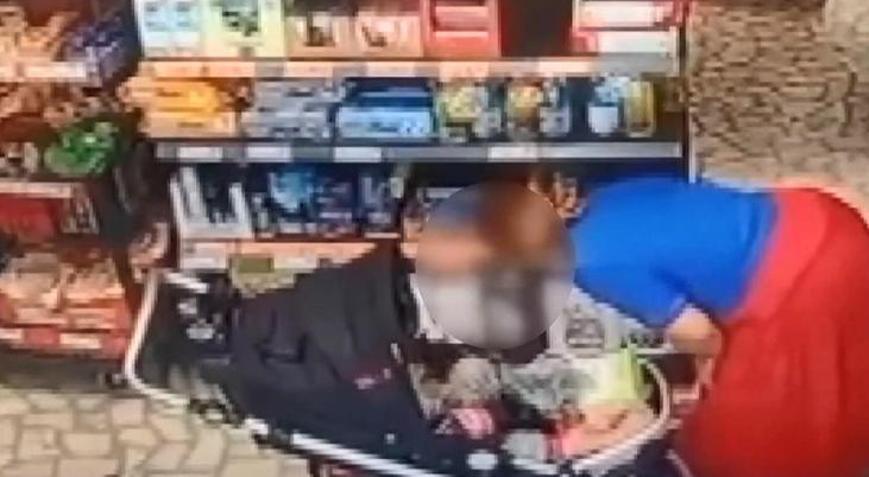 Avcılar’da marketten hırsızlık kamerada: Çaldıklarını bebek arabasına gizledi