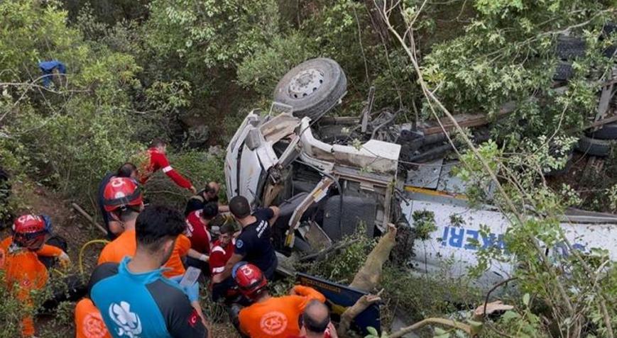 Bursada feci olay Orman yangınını söndürmeye giden tanker uçuruma düştü: 1 ölü 2 yaralı