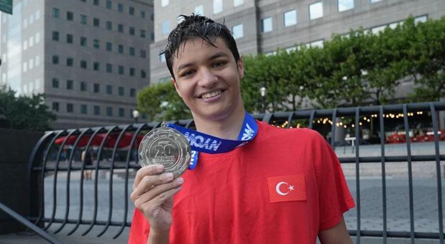 Nevzat Arda Ağır, Manhattan parkurunda en genç Türk yüzücü oldu