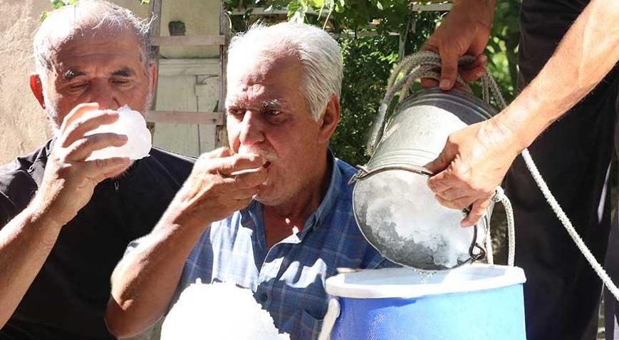 Kışın kuyulara dolduruyorlar, yazın serinlemek için yiyorlar ‘Sıcaklar bize etki etmiyor’