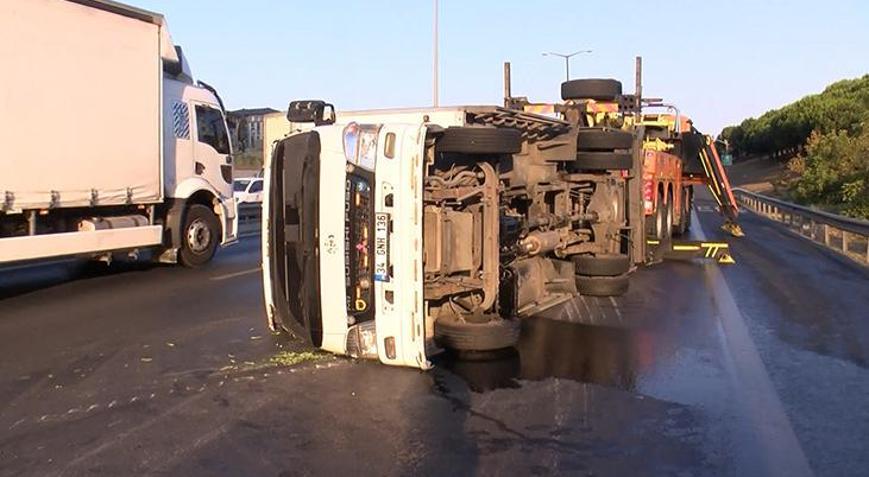 Başakşehir TEM Otoyolunda kamyonet devrildi; trafik yoğunluğu oluştu