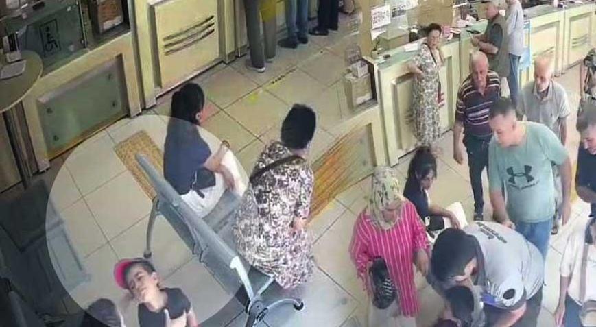 PTT şubesinde şoke eden an Küçük çocuğun imdadına PTT görevlisi yetişti