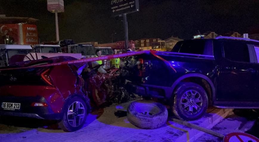 Bursada, hafif ticari araçla çarpışan otomobildeki 2 kardeş hayatını kaybetti