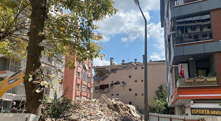 Panik anları... 5 katlı bina yıkım sırasında yandaki binanın üzerine çöktü