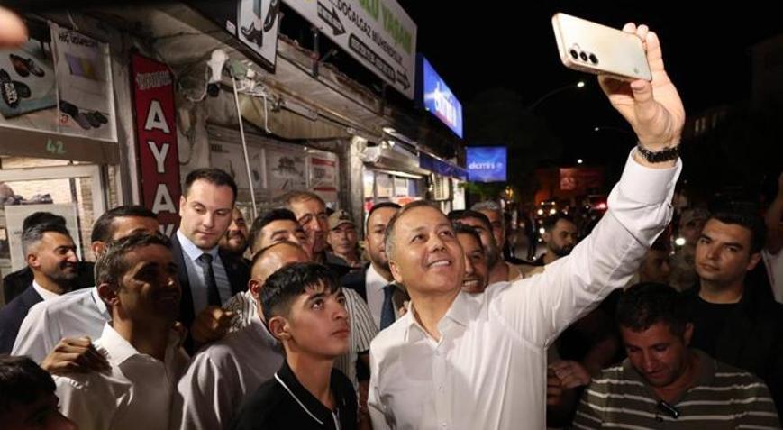 Çeşitli temaslarda bulunmak üzere ağrıda bulunan Bakan Yerlikaya esnafla buluştu