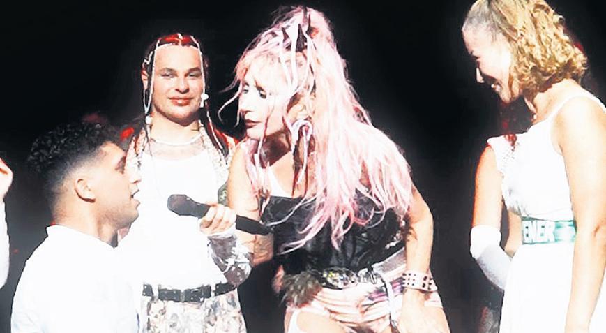 Sahnede teklife Hande’den ‘Armağan’