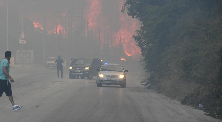 Komşuda yangın Yerleşim yerlerini tehdit ediyor