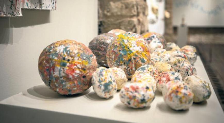 Dünyaya bir kere gelir bin kere yaşarsın