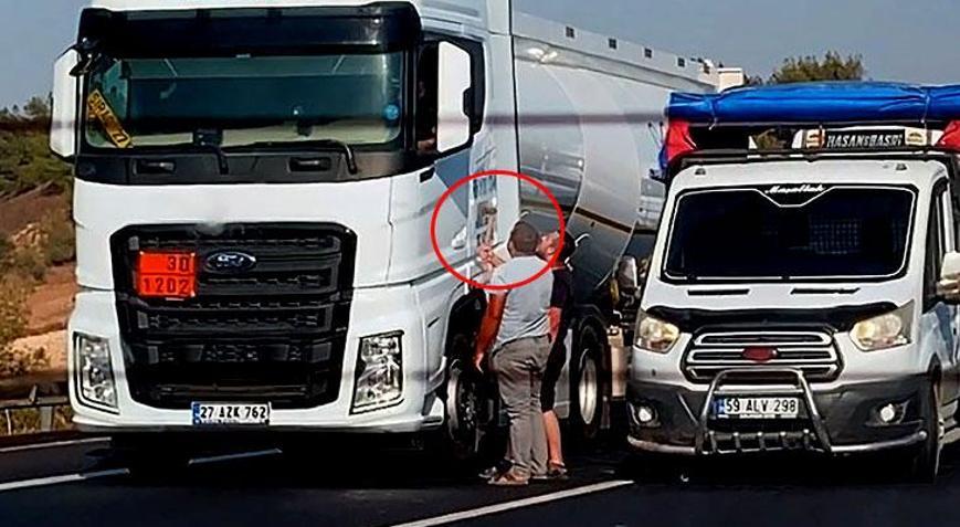 Adanadaki yol kavgası dehşete düşürdü Elinde baltayla TIR şoförünü tehdit etti