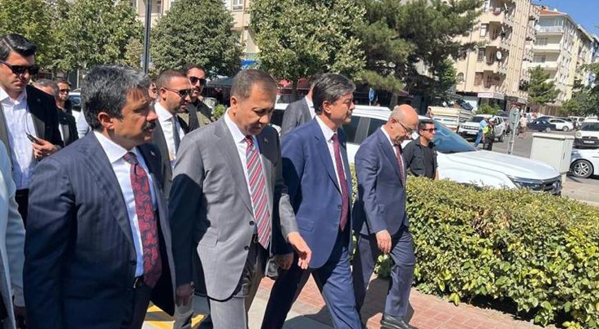 Bakan Yerlikaya, Kırşehirde ziyaretlerde bulundu Vatandaşlarla fotoğraf çektirdi