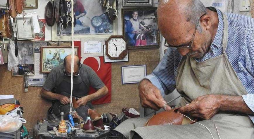 Babasından öğrendi, 45 yıldır bu işi yapıyor Talep patladı: Sağlık açısından tercih edilen bir ayakkabı