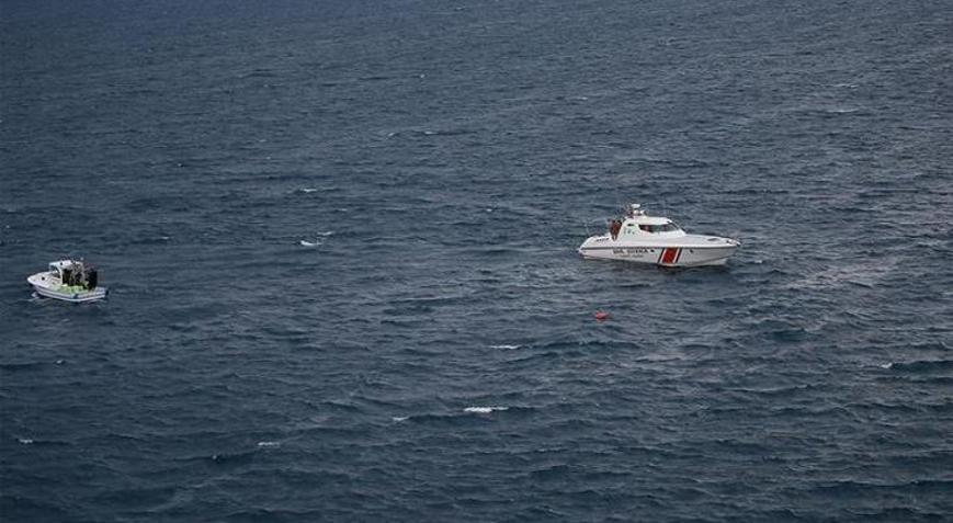 Muğlada feci olay 8 kişinin bulunduğu fiber tekne battı 2 çocuk aranıyor