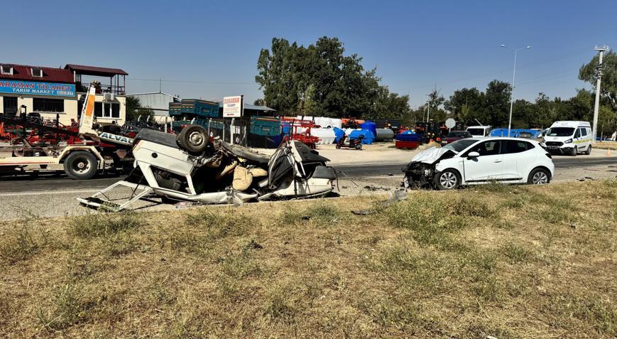 Otomobiller çarpıştı: 3 yaralı