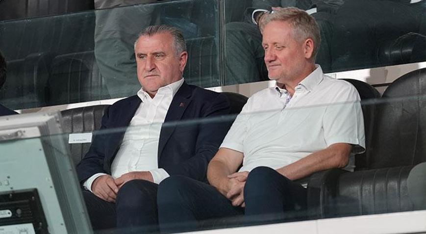 Bakan Bak, Başakşehir - Universitatea Craiova maçını tribünden takip etti