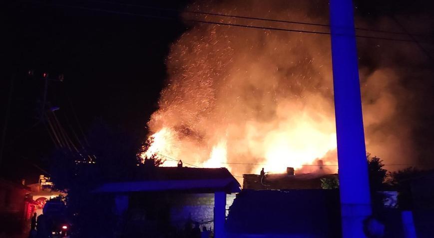 Kütahya’da çıkan yangında 3 ev kullanılamaz hale geldi