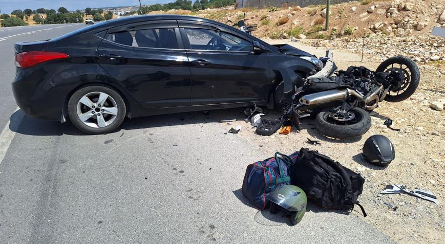 Otomobille çarpışan motosikletin sürücüsü yaralandı