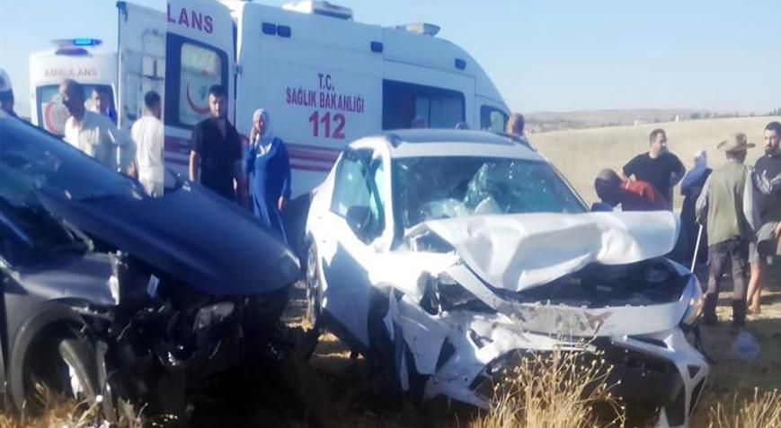 Diyarbakırda feci kaza İki otomobil kafa kafaya çarpıştı