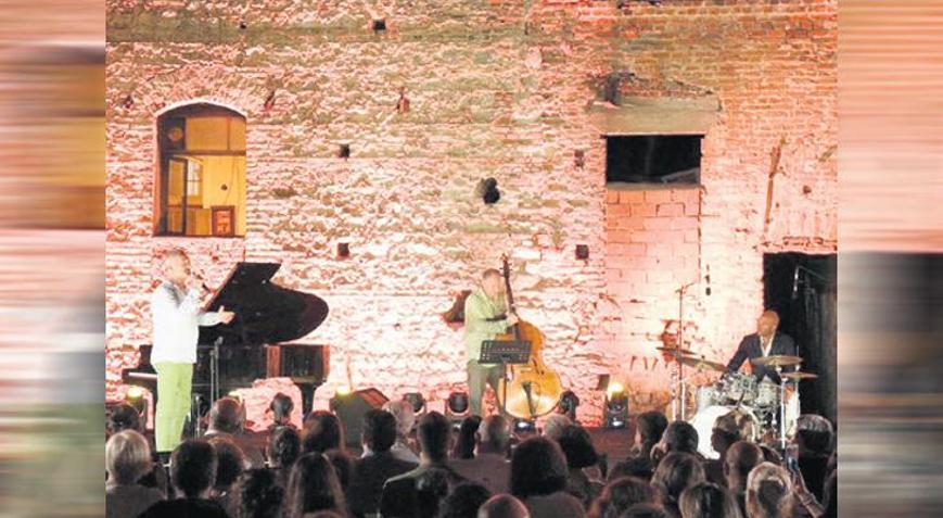 Hem müzik hem bağış