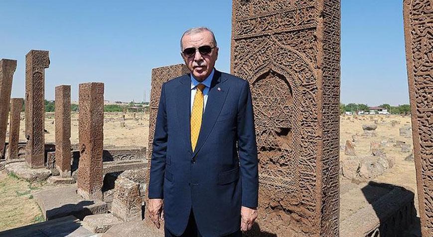 Cumhurbaşkanı Erdoğan, Ahlattan Malazgirte hareket etti
