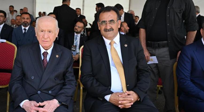 Malazgirtte yan yana MHP paylaştı... Törene damga vuran fotoğraf