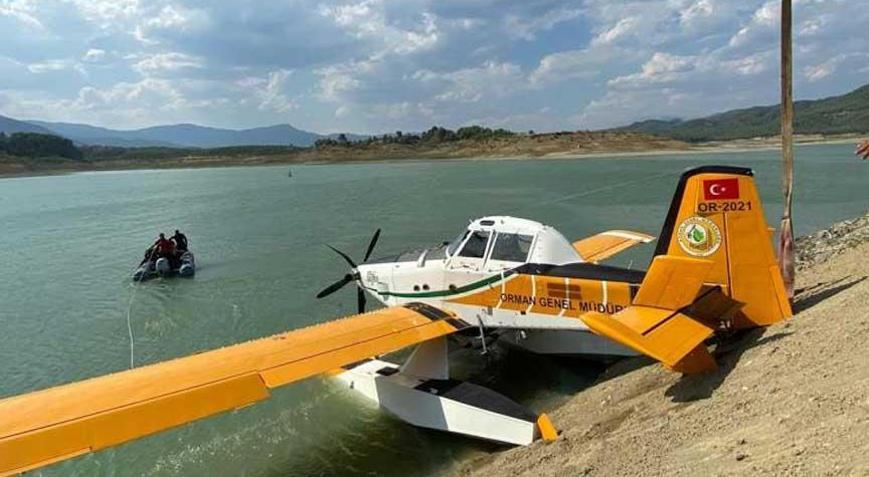 Burdurda kırıma uğrayan eğitim uçağı vinç yardımıyla çıkarıldı